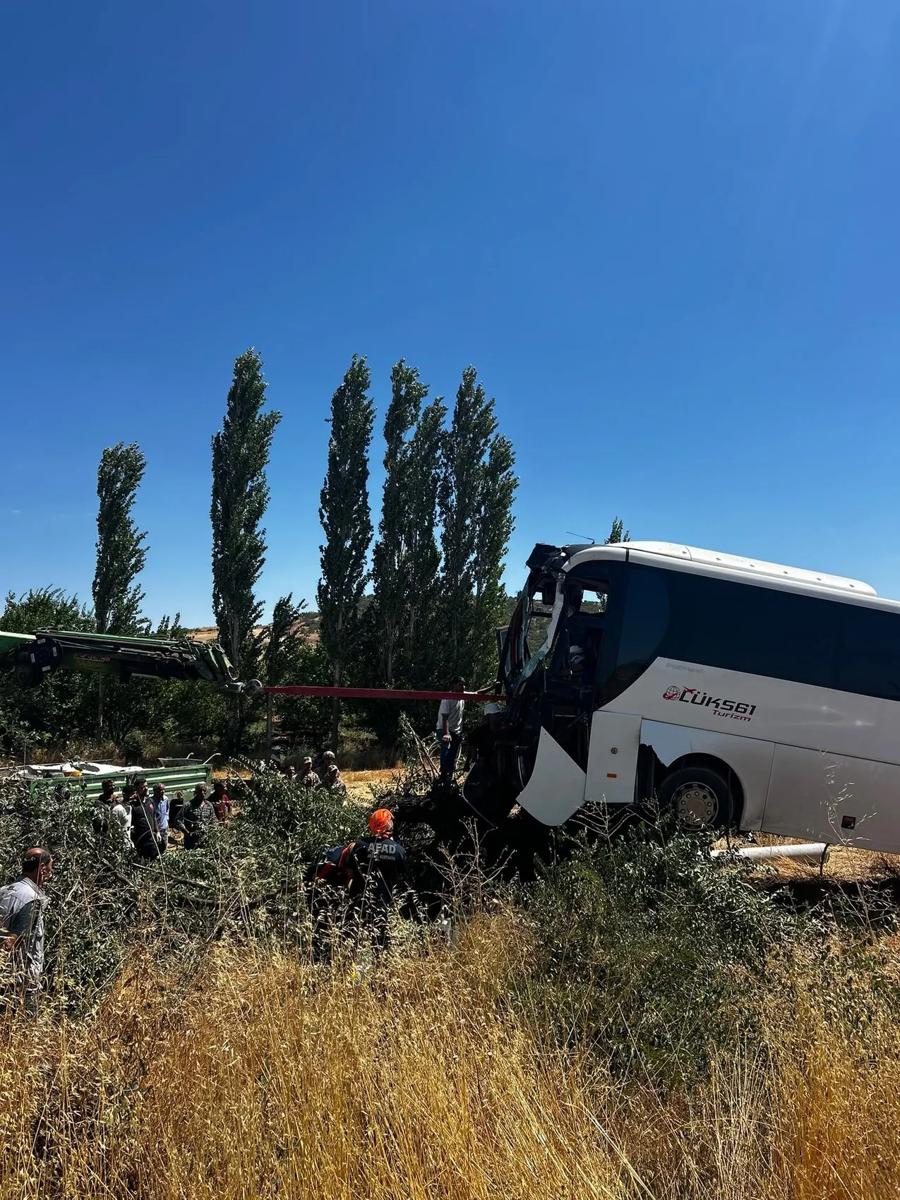 Lice yolunda kontrolden çıkan yolcu otobüsü şarampole yuvarlandı