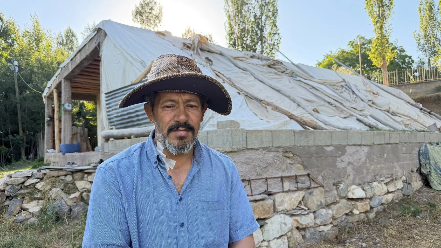 Yer minderinde ders çalışan ikizlerin evi yenileniyor