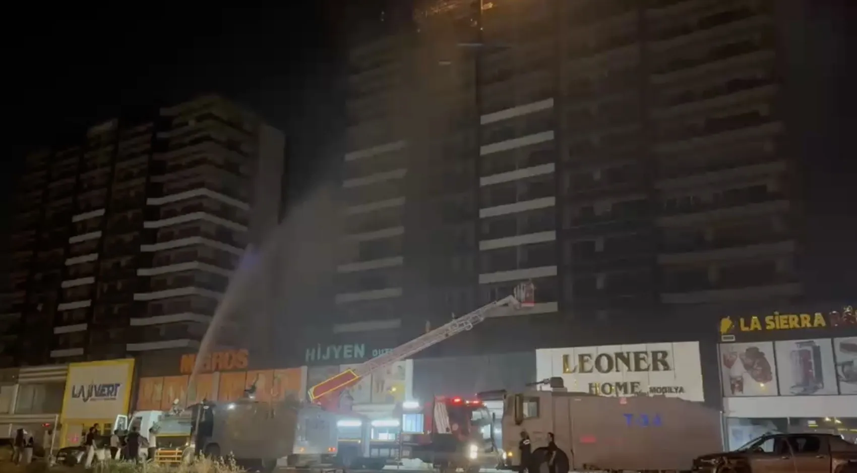 Diyarbakır'da plazada yangın çıktı, 5 kişi hastaneye kaldırıldı