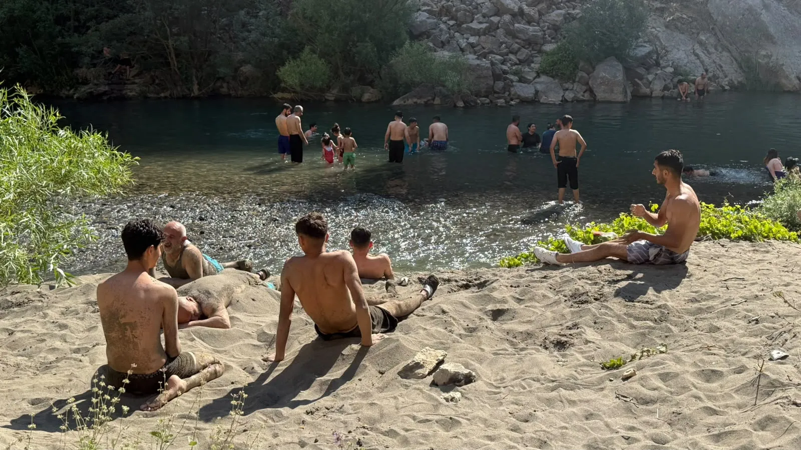 Hakkari Şine Deresi sıcaklarda serinlemek isteyenlerin uğrak noktası oldu