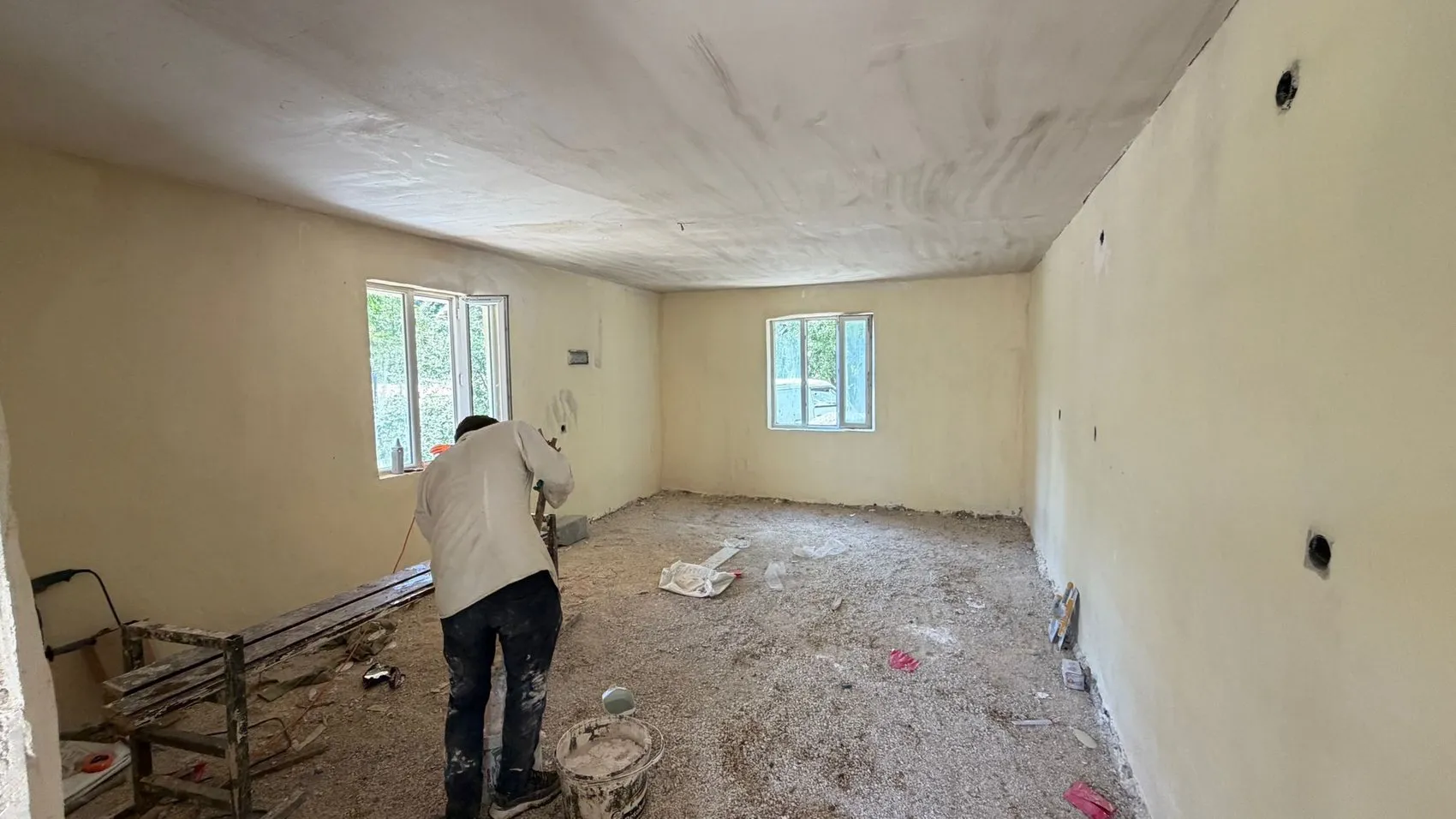 Yer minderinde ders çalışan ikizlerin evi yenileniyor