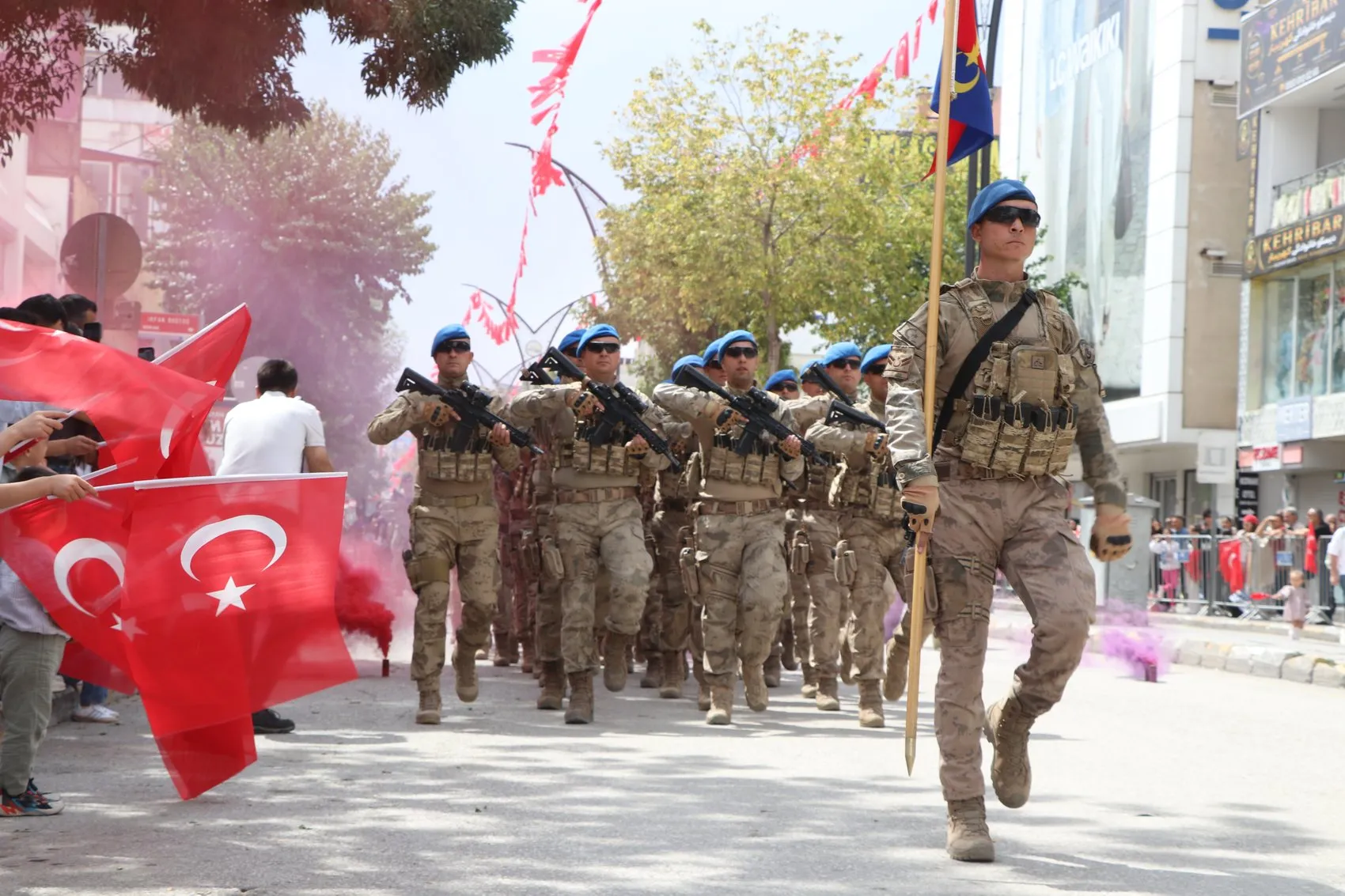 Van'da 30 Ağustos kutlamalarında atlı birlikler büyük alkış aldı