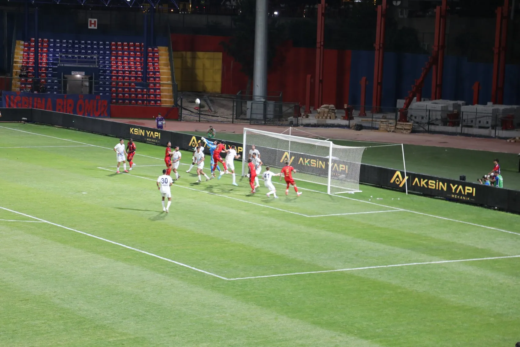 Van Spor son dakikada beraberliği kurtardı