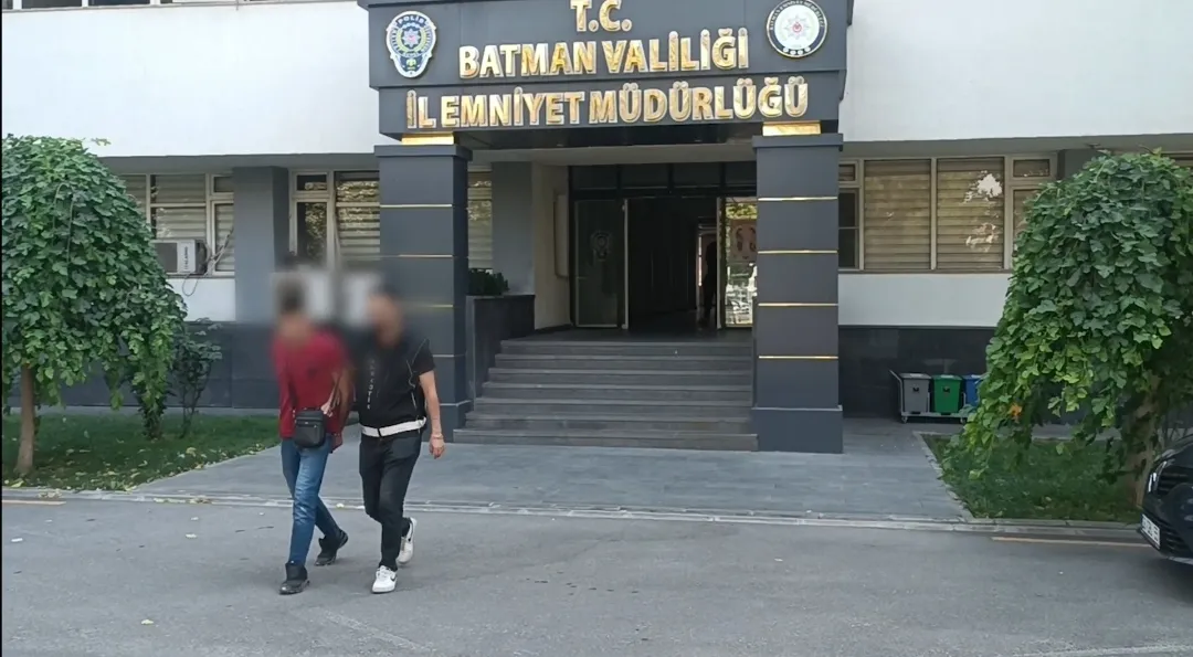 Batman yolunda otobüs yolcusunun alçısından bir kilo uyuşturucu çıktı