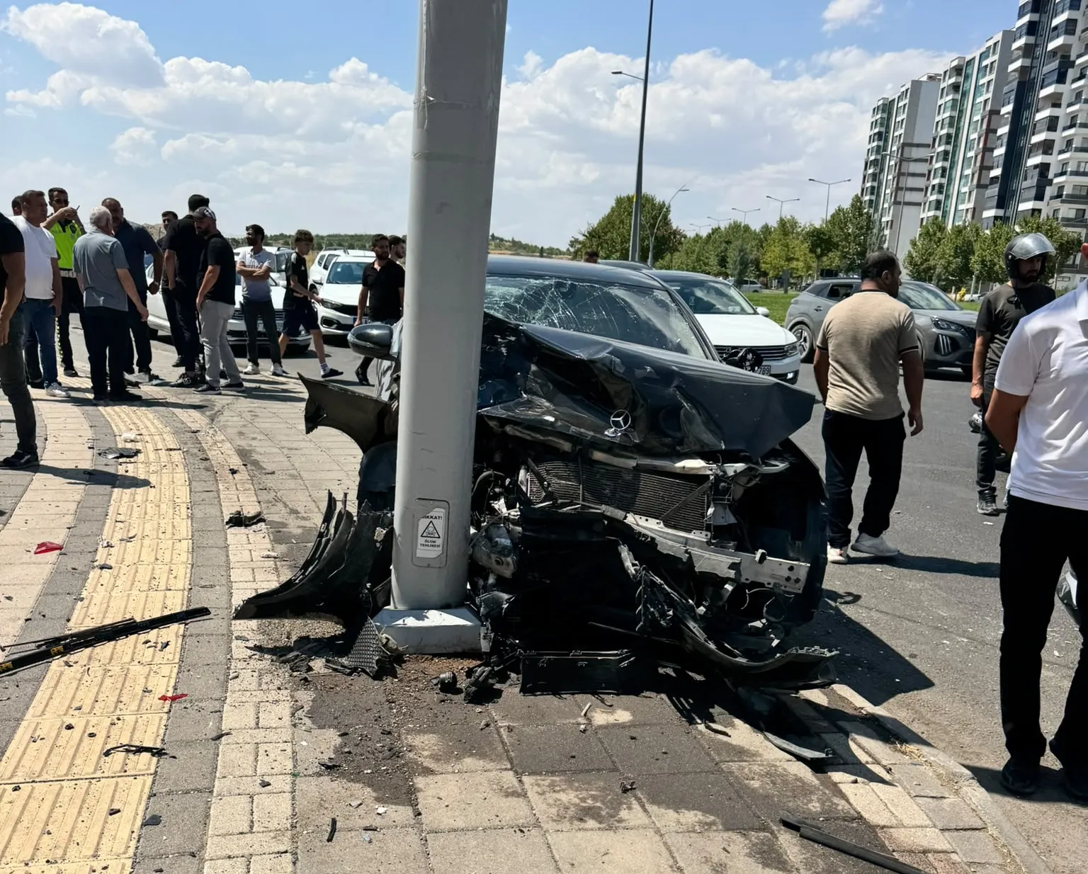 Kayapınar ilçesinde iki araç çarpıştı