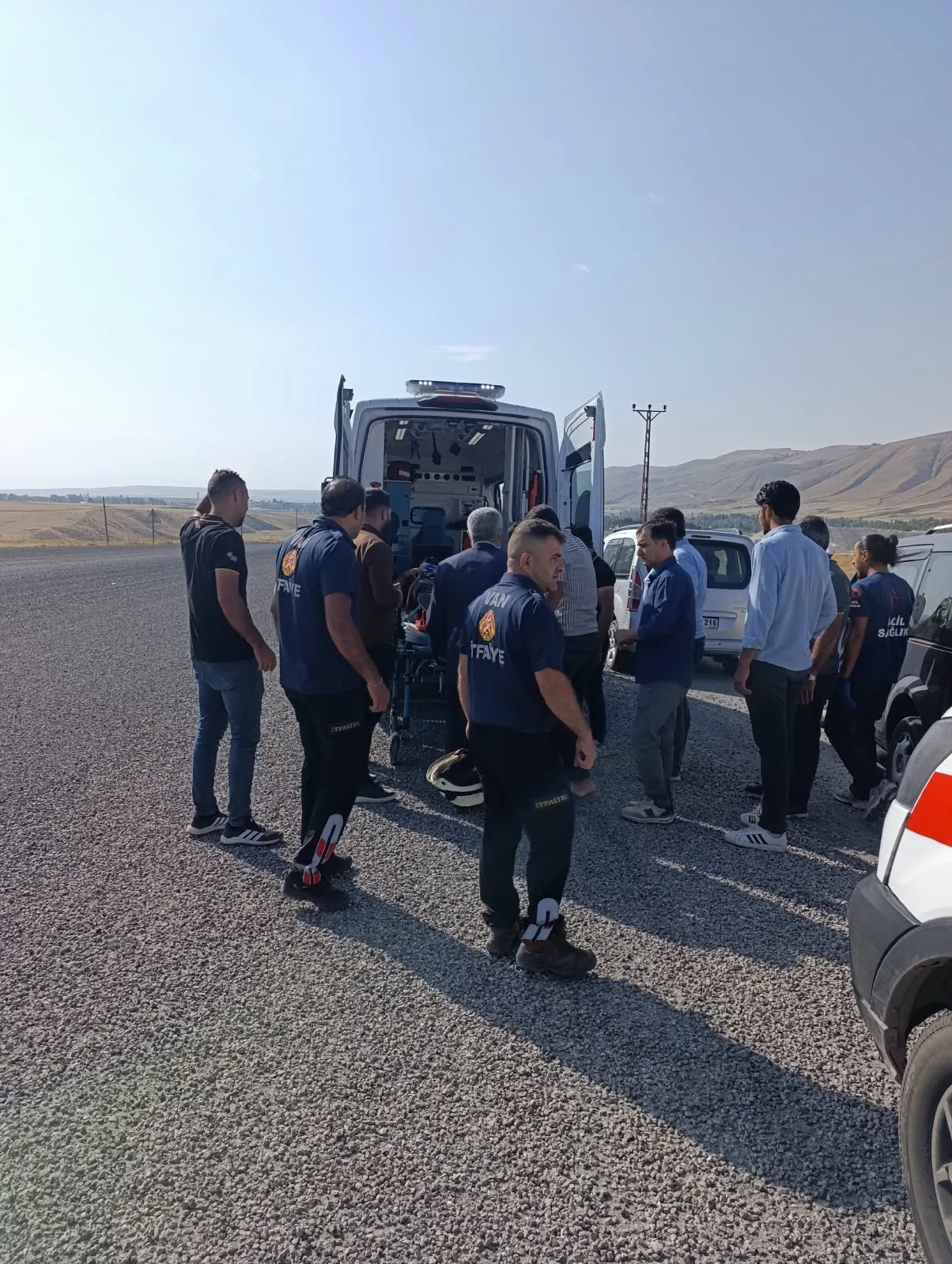 Van'ın Erciş ilçesinde hafif ticari araç takla attı, 6 kişi yaralandı