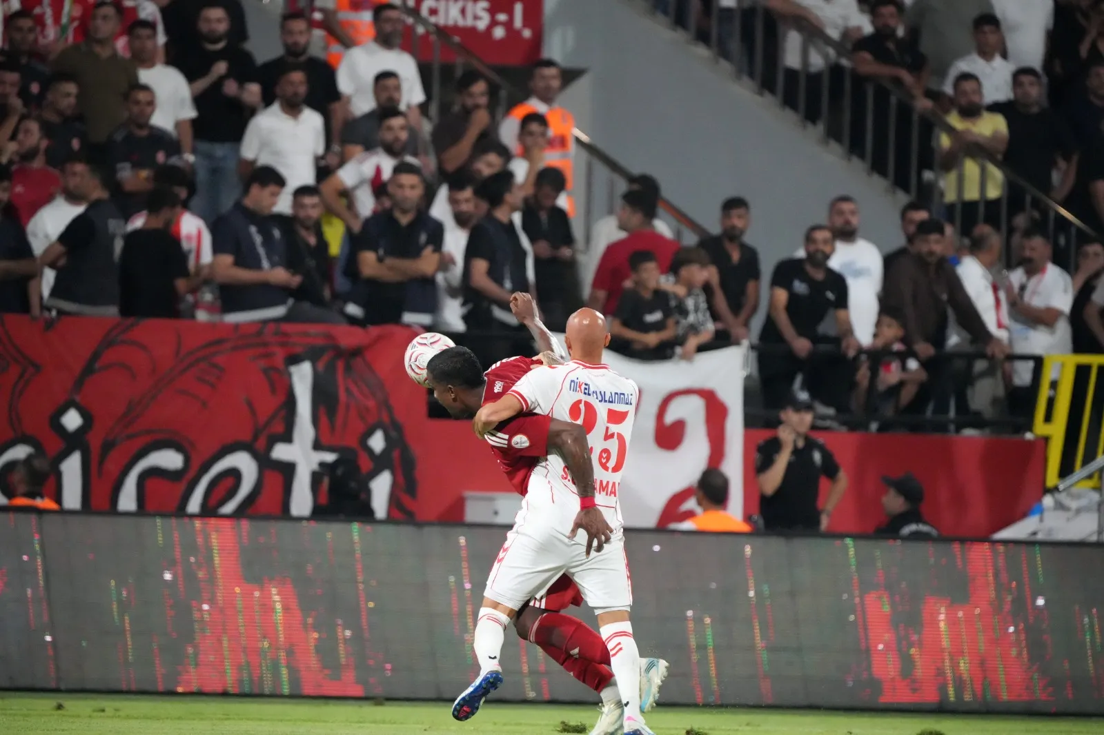 Batman Petrolspor son dakikalarda bulduğu gollerle Sivasspor'u devirdi