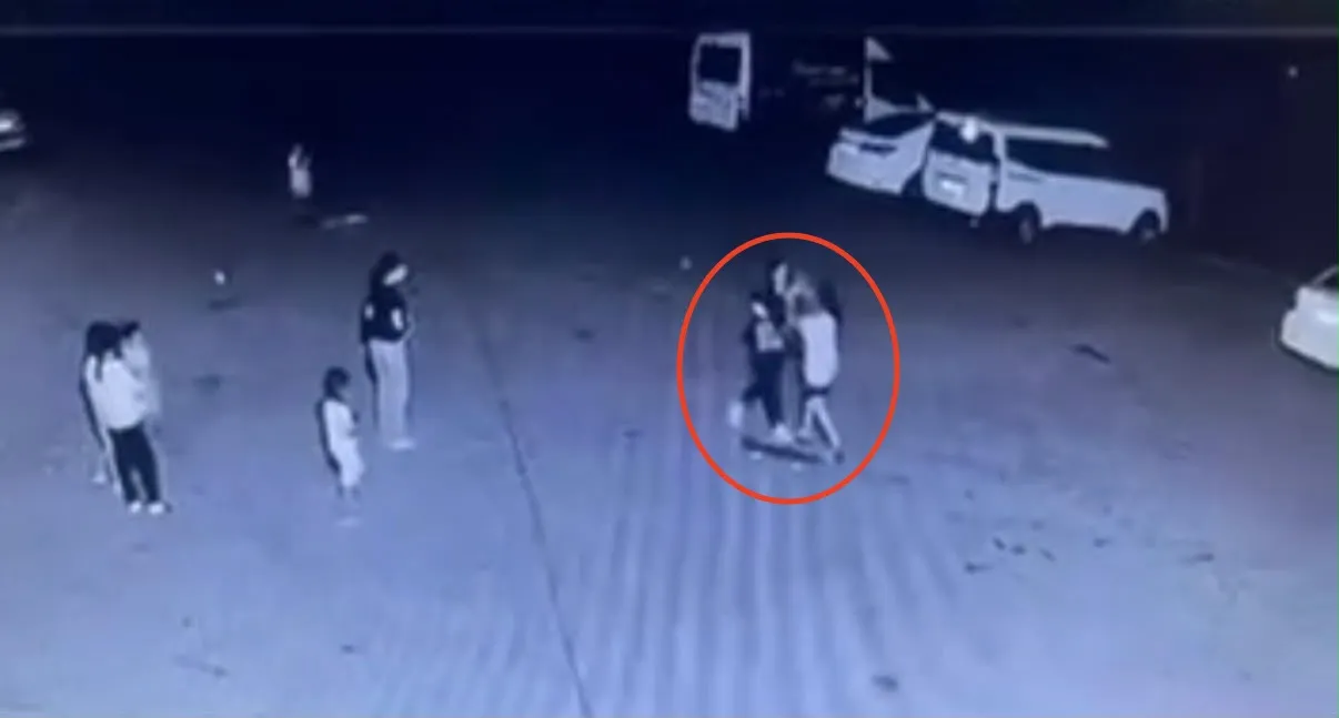 Diyarbakırda sitede oyun oynayan çocuğa şiddet anları kameraya yansıdı