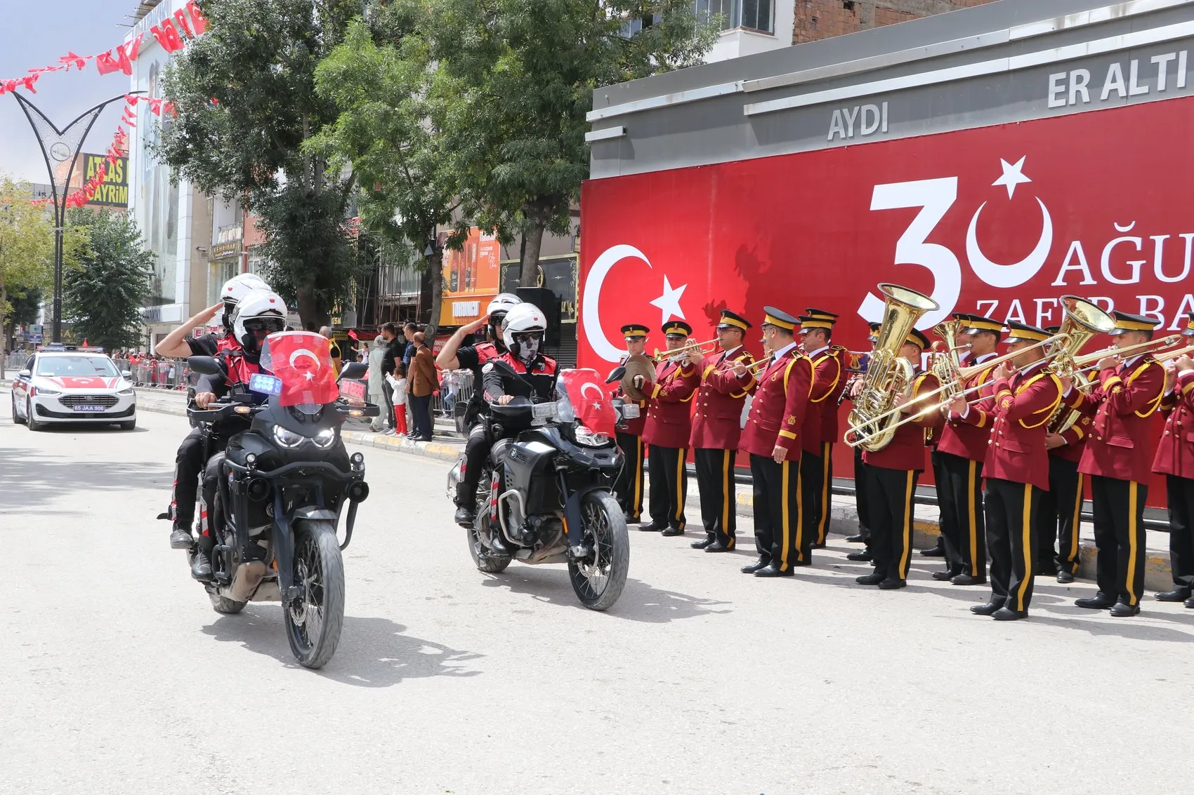 Van'da 30 Ağustos kutlamalarında atlı birlikler büyük alkış aldı