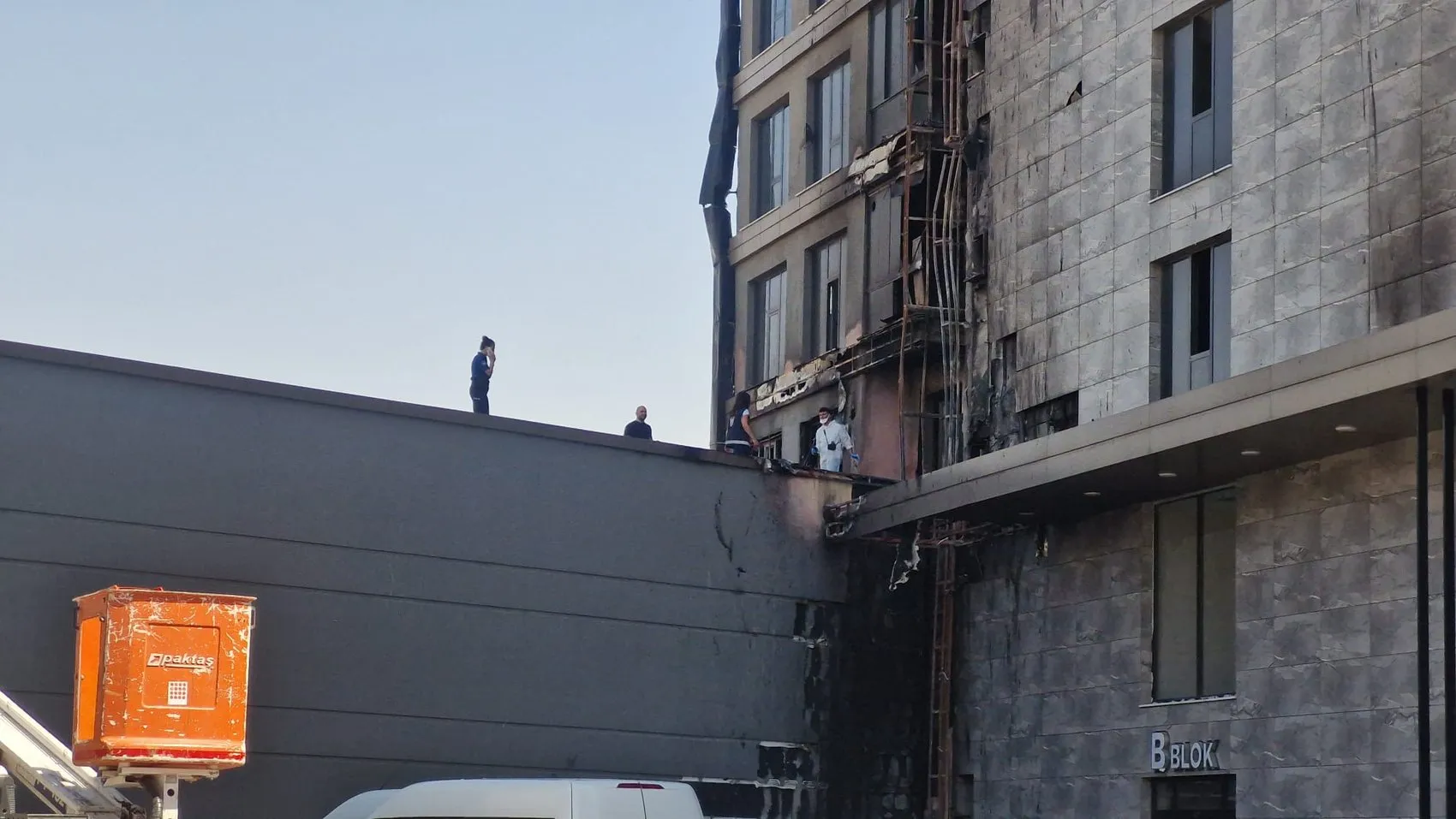 Diyarbakır'da 13 katlı plazada yangın 5 kişi dumandan etkilendi