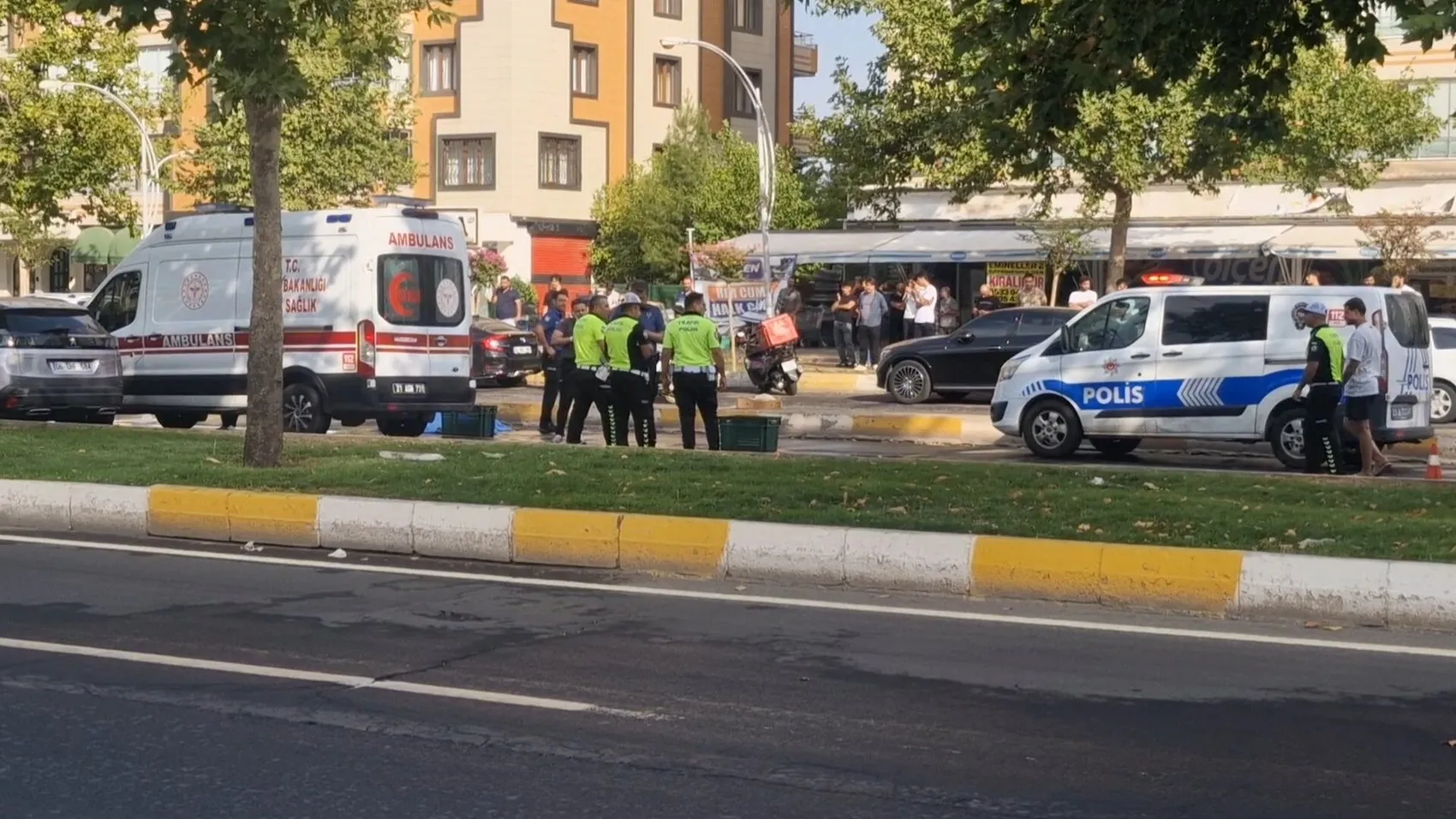 Diyarbakır'da karşıdan karşıya geçerken otomobilin çarptığı kişi can verdi