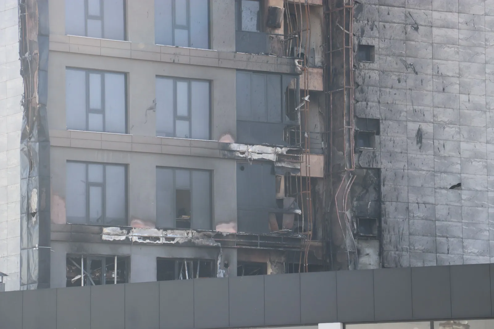 Diyarbakır'daki plazada yangın hasarı dronla görüntülendi