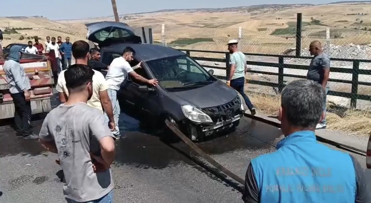 Eğil ilçesinde kanala düşen araçtan dört kişi sağ çıktı