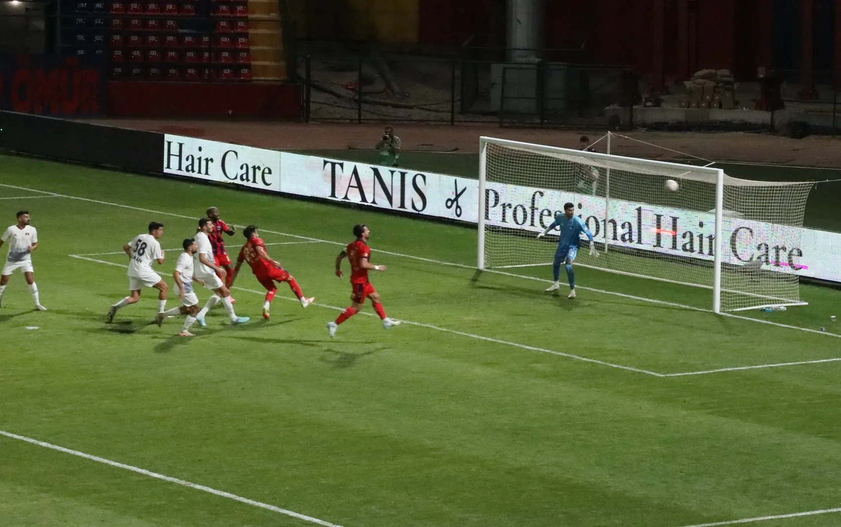 Van Spor son dakikada beraberliği kurtardı