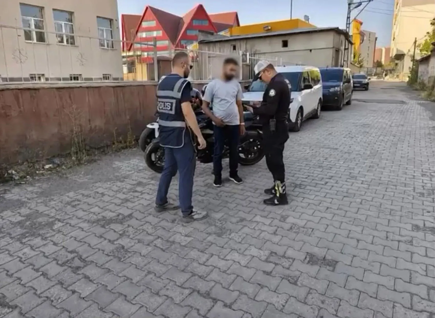 Ağrı trafiğinde gürültü yapan motosiklet sürücüsüne ağır para cezası kesildi