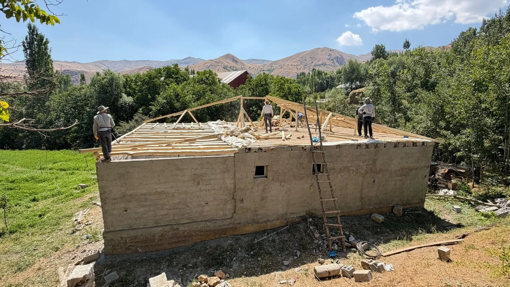 Yer minderinde ders çalışan ikizlerin evi yenileniyor