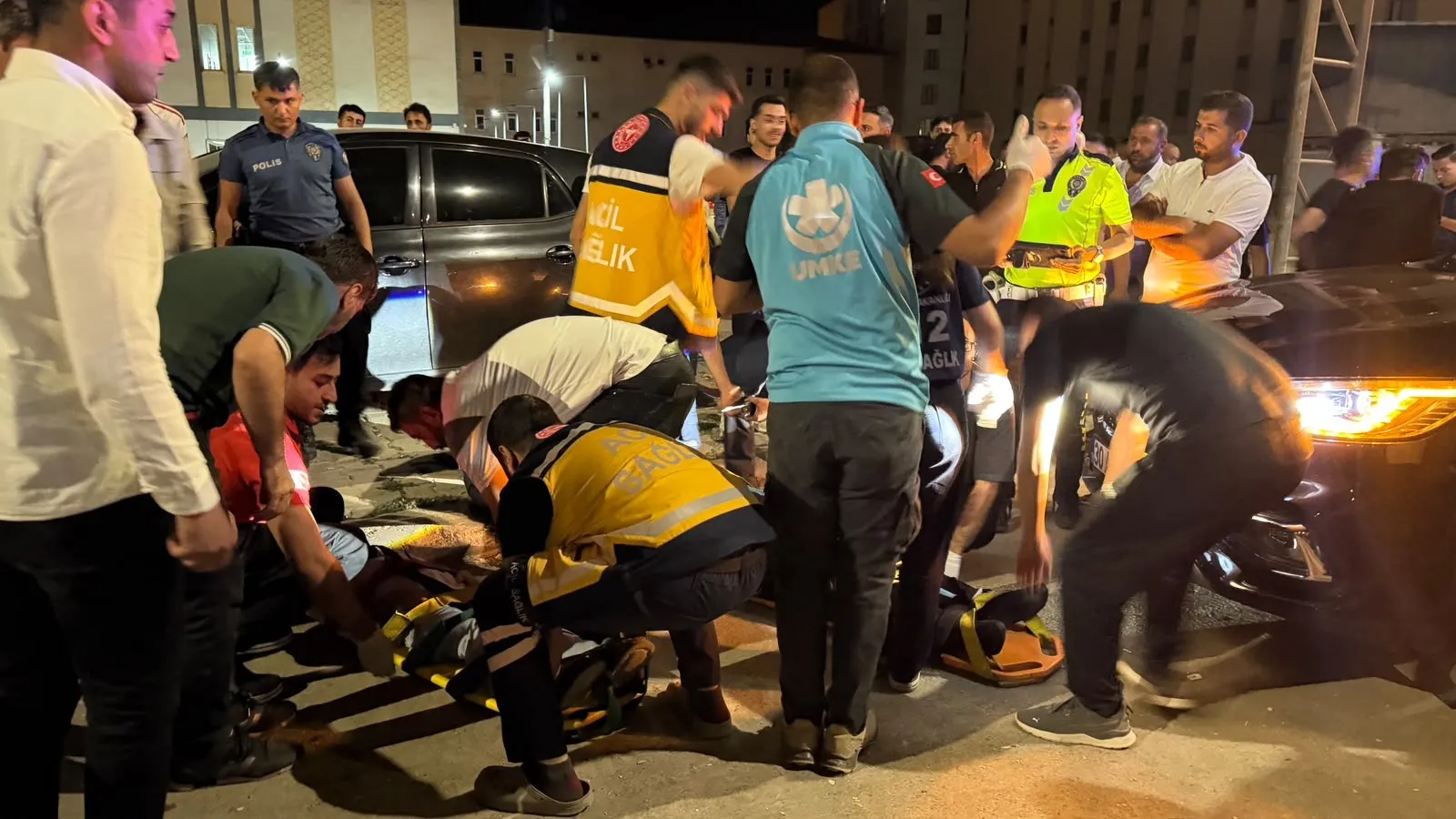 Yüksekova'da kontrolden çıkan otomobil park halindeki araçlara çarptı
