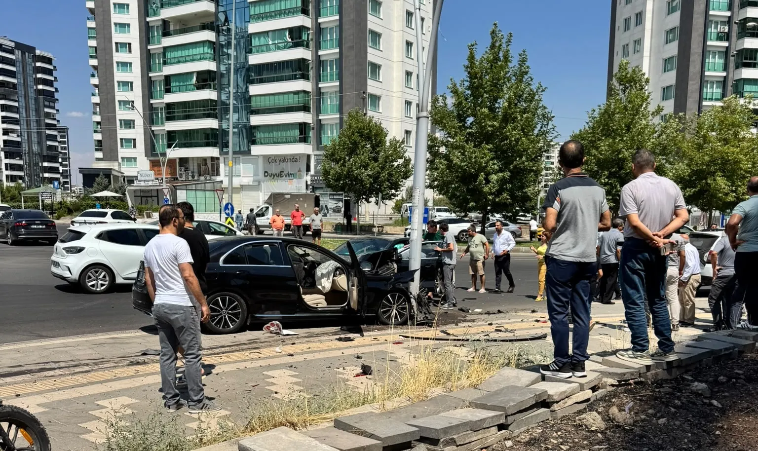 Kayapınar ilçesinde iki araç çarpıştı