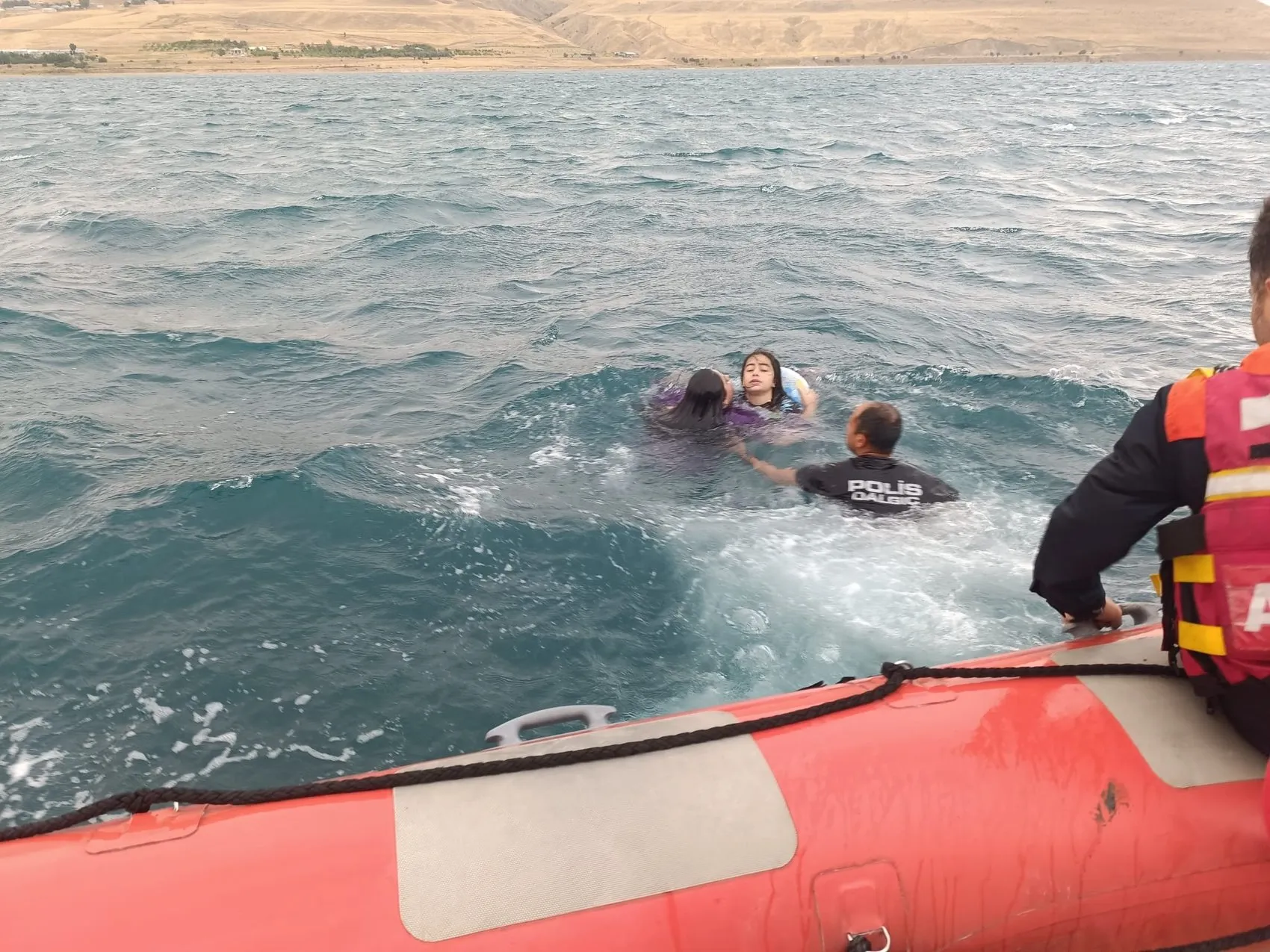 Rüzgarla Van Gölü'nde açığa sürüklenen 3 kişiyi dalgıçlar kurtardı