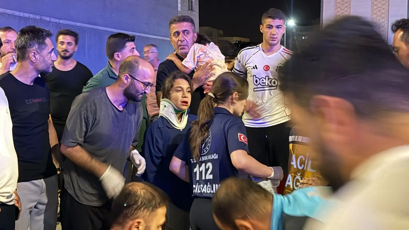 Yüksekova'da kontrolden çıkan otomobil park halindeki araçlara çarptı