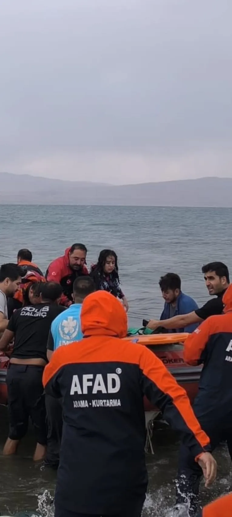 Rüzgarla Van Gölü'nde açığa sürüklenen 3 kişiyi dalgıçlar kurtardı