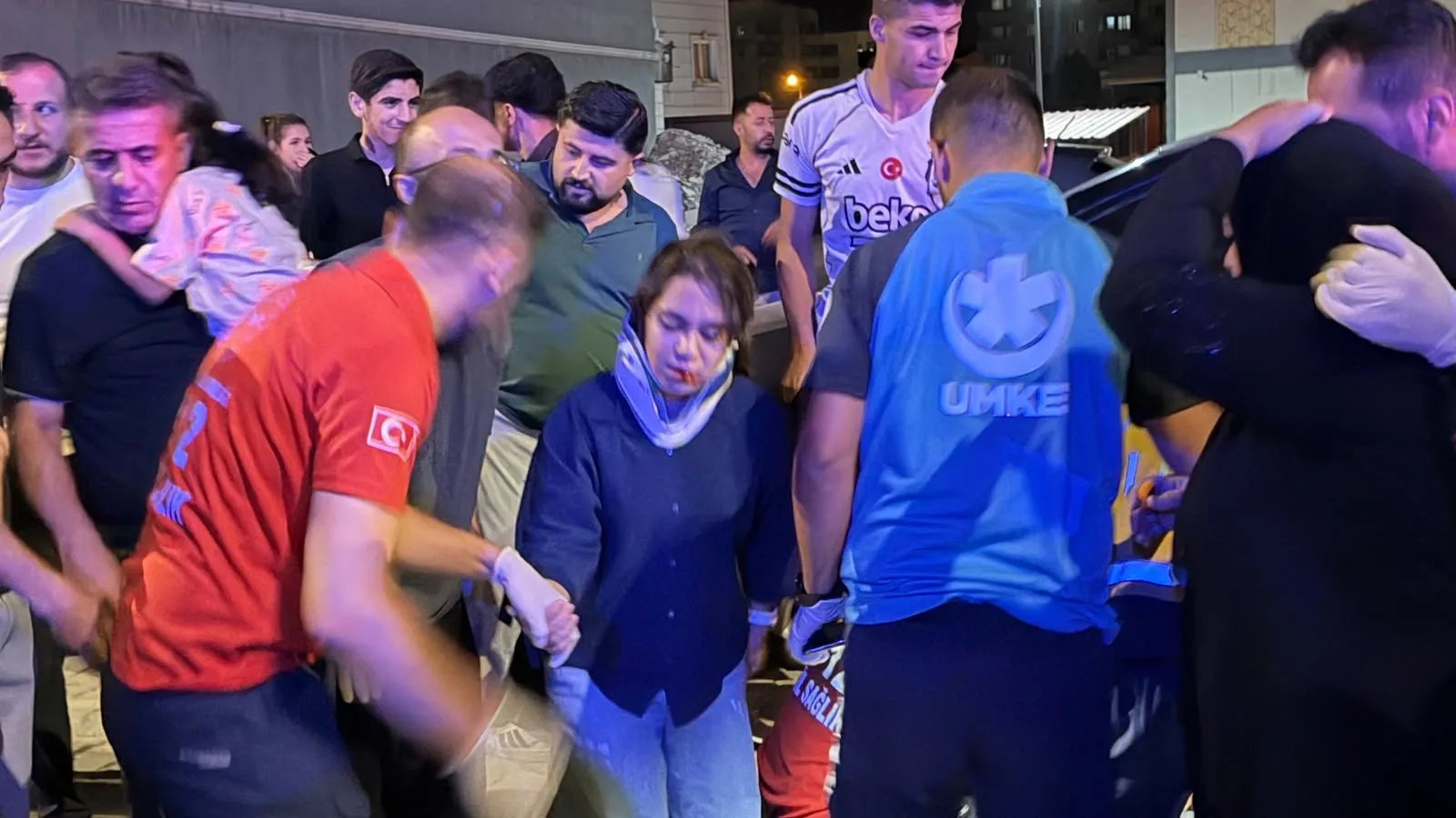 Yüksekova'da kontrolden çıkan otomobil park halindeki araçlara çarptı