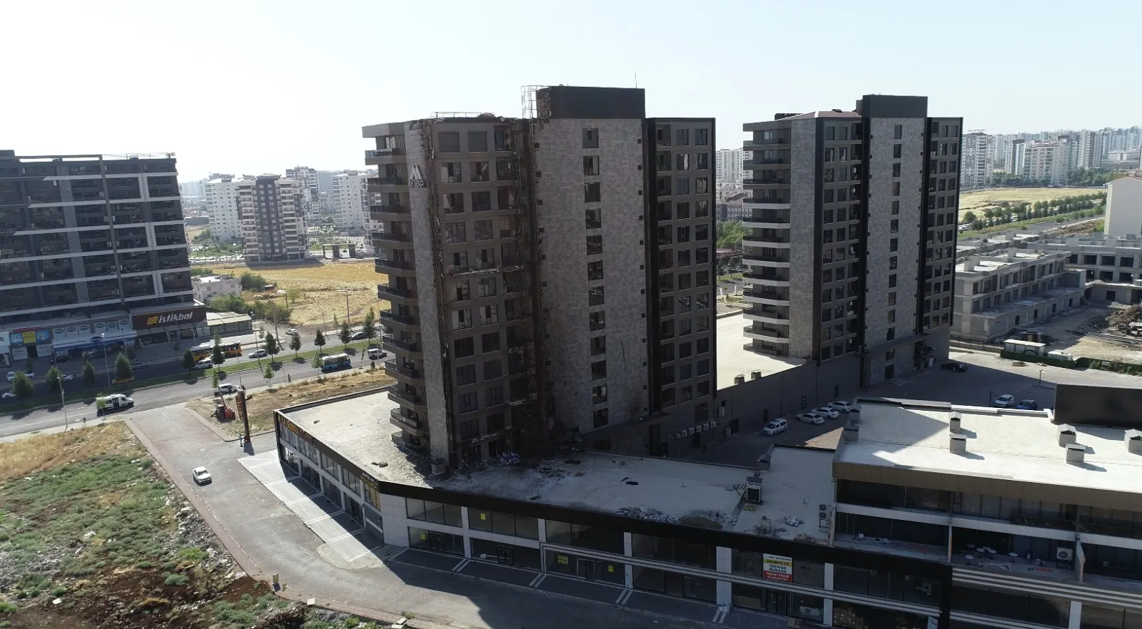 Diyarbakır'daki plazada yangın hasarı dronla görüntülendi