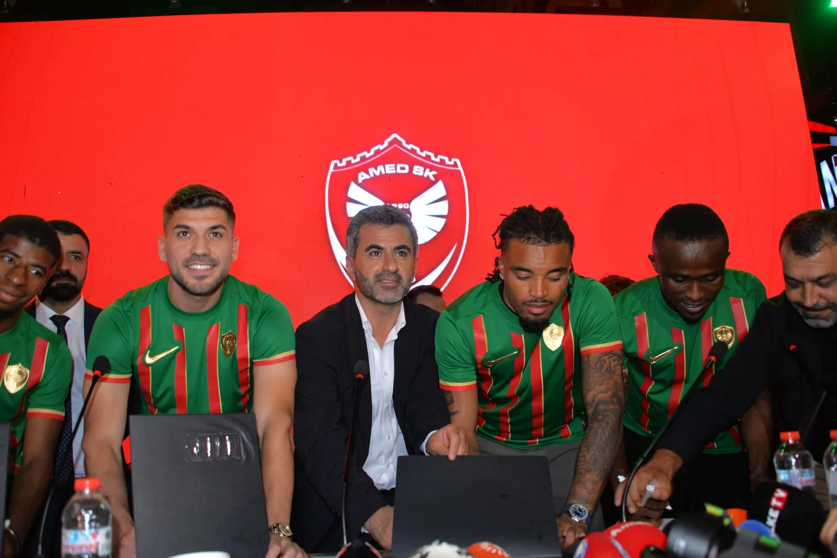 Amedspor yeni transferlerini taraftarıyla birlikte düzenlenen törende resmen duyurdu