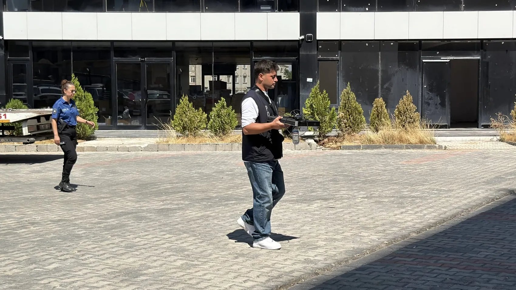 Diyarbakır'da 13 katlı plazada yangın 5 kişi dumandan etkilendi