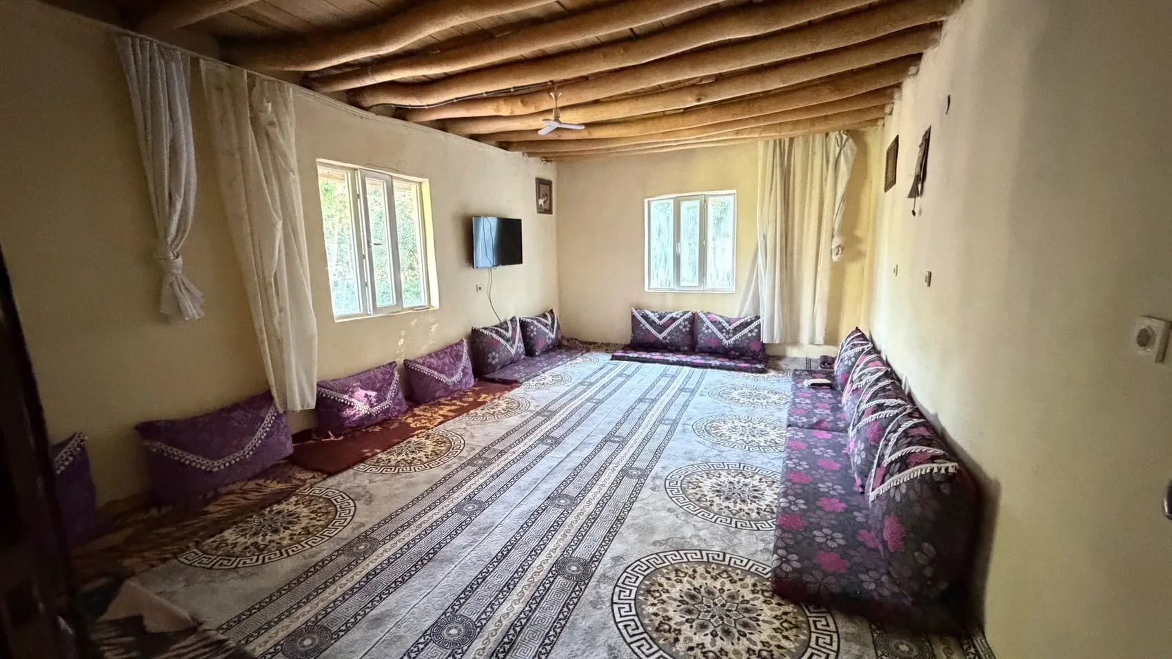Yer minderinde ders çalışan ikizlerin evi yenileniyor