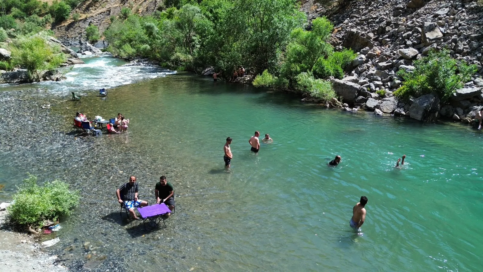 Hakkari Şine Deresi sıcaklarda serinlemek isteyenlerin uğrak noktası oldu
