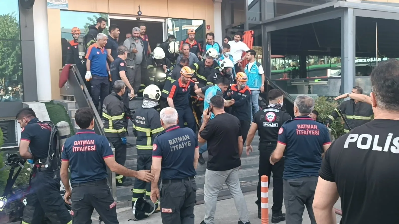 Batman'da spor salonunu alevler sardı, 10 kişi hastaneye kaldırıldı