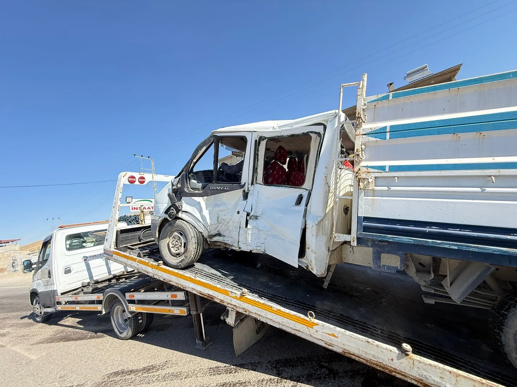 Yüksekova'da kafa kafaya çarpışma 10 yaralı
