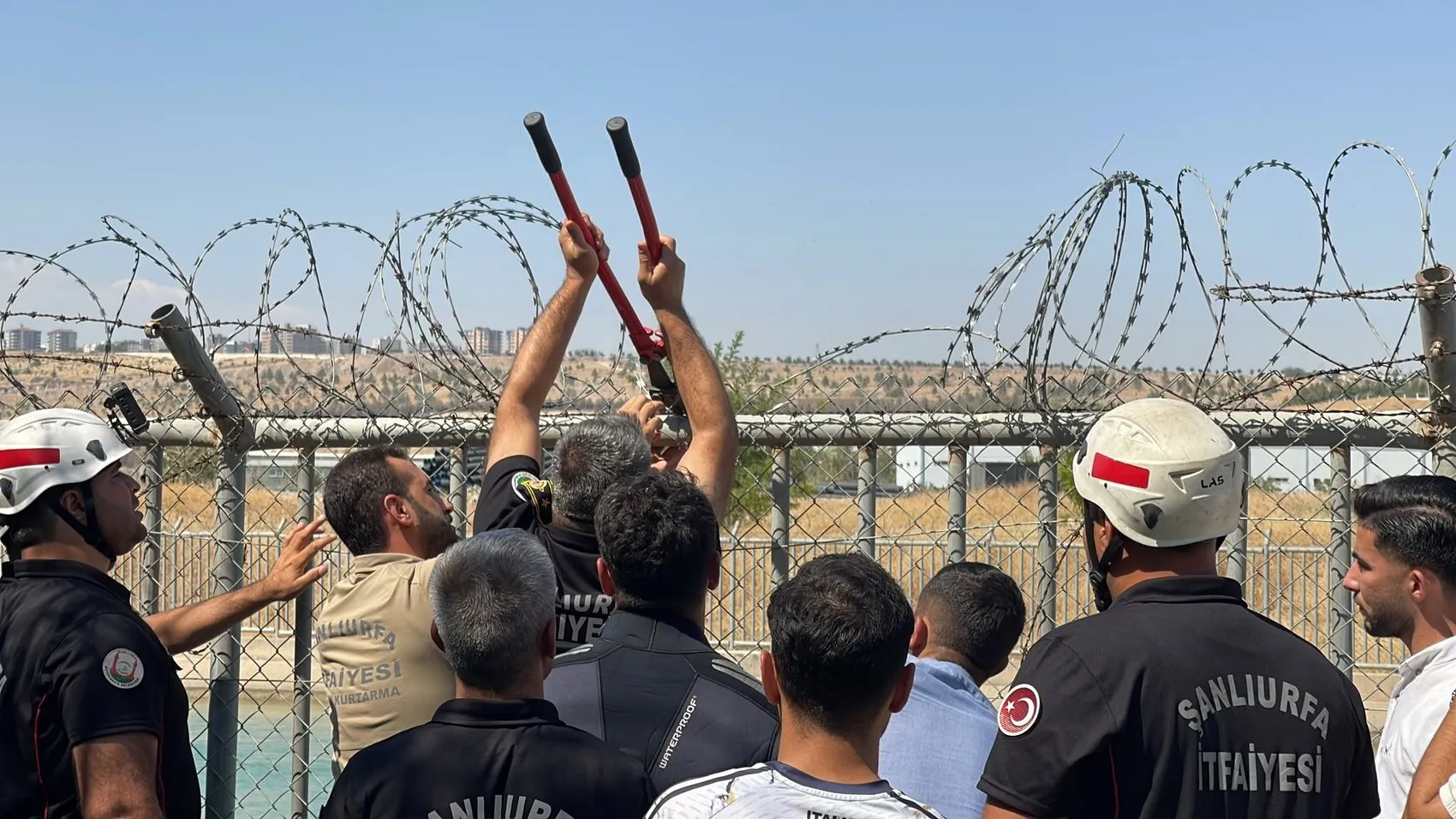 Şanlıurfa valilik korumaları kanalda boğulmak üzere olan iki çocuğu son anda kurtardı