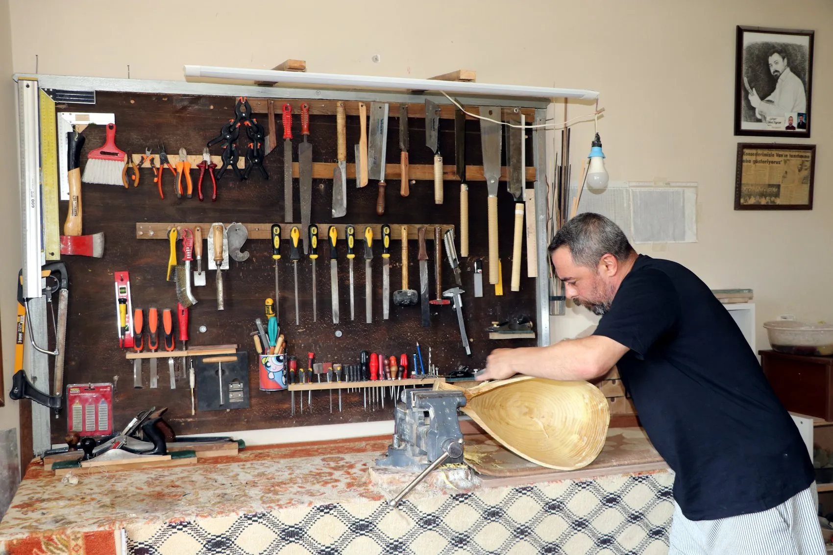 Vanlı bağlama ustasının el emeği eserleri dört kıtaya ulaşıyor