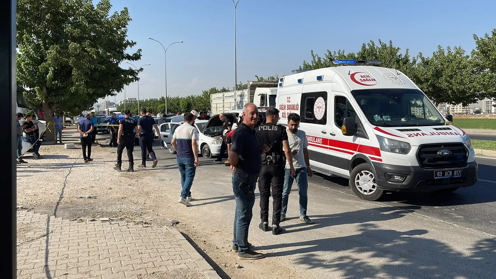 Şanlıurfa'da trafik ışıklarında otomobile silahlı saldırı düzenlendi