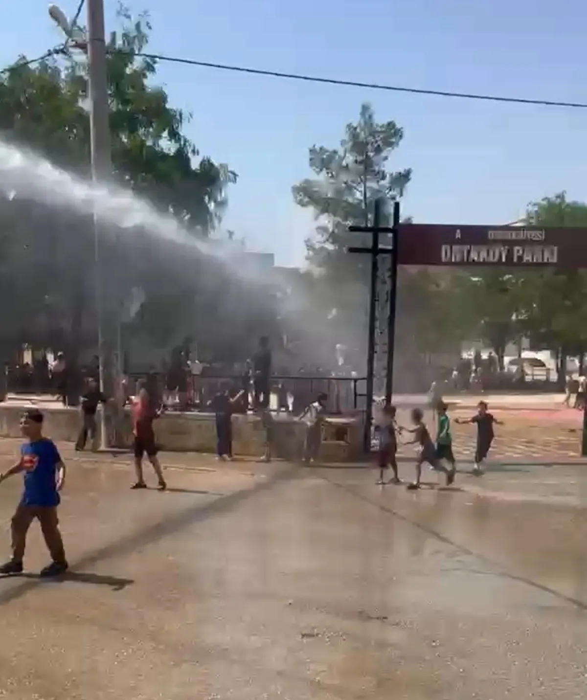 Mardin'de muhtar, çocukları tankerle su sıkarak serinletti