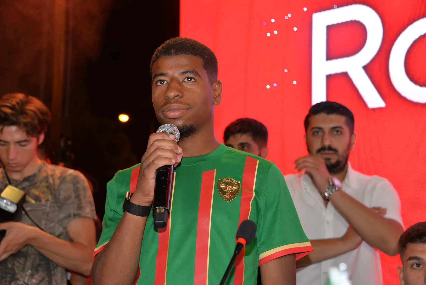 Amedspor yeni transferlerini taraftarıyla birlikte düzenlenen törende resmen duyurdu