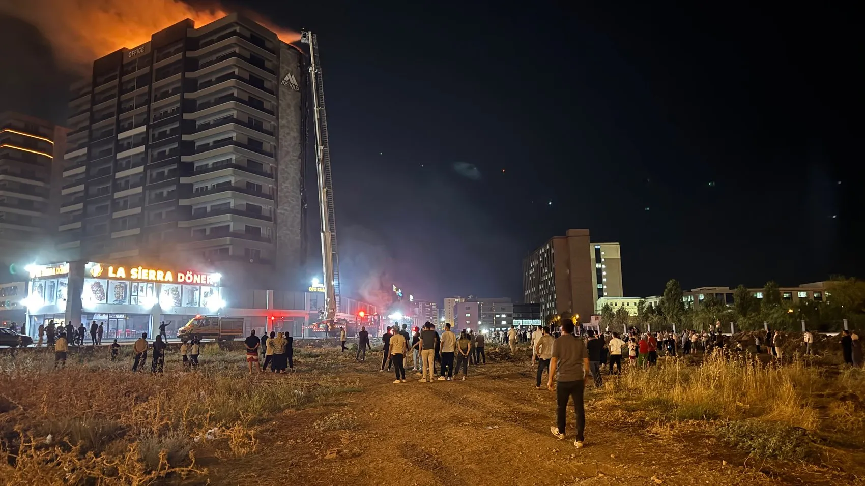 Diyarbakır'da plazada yangın büyüdü, çatıya sıçradı