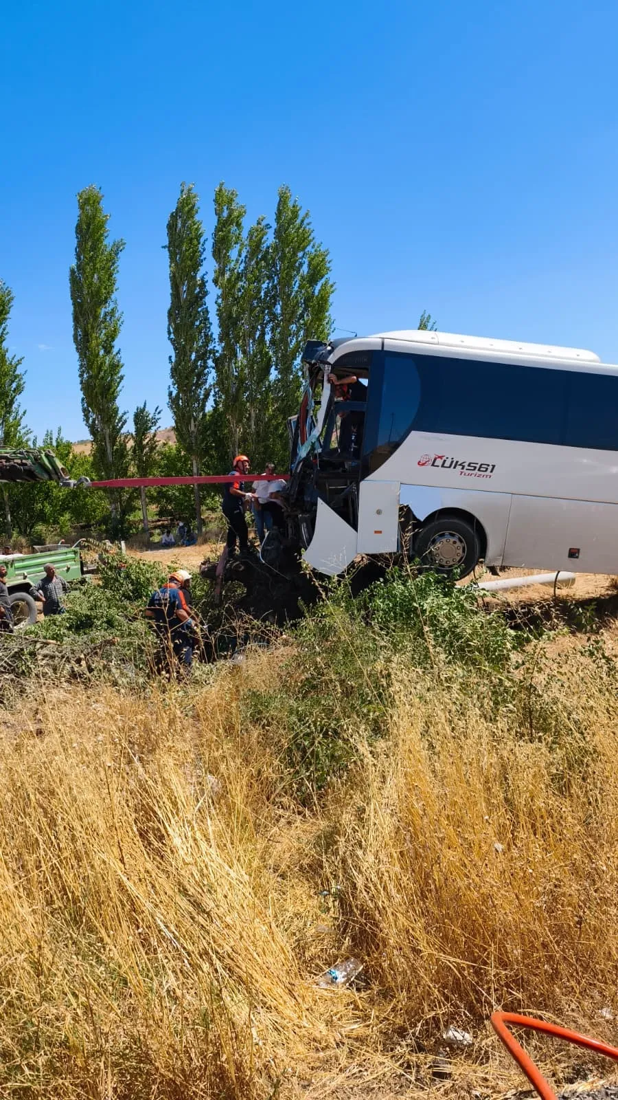 Lice yolunda kontrolden çıkan yolcu otobüsü şarampole yuvarlandı