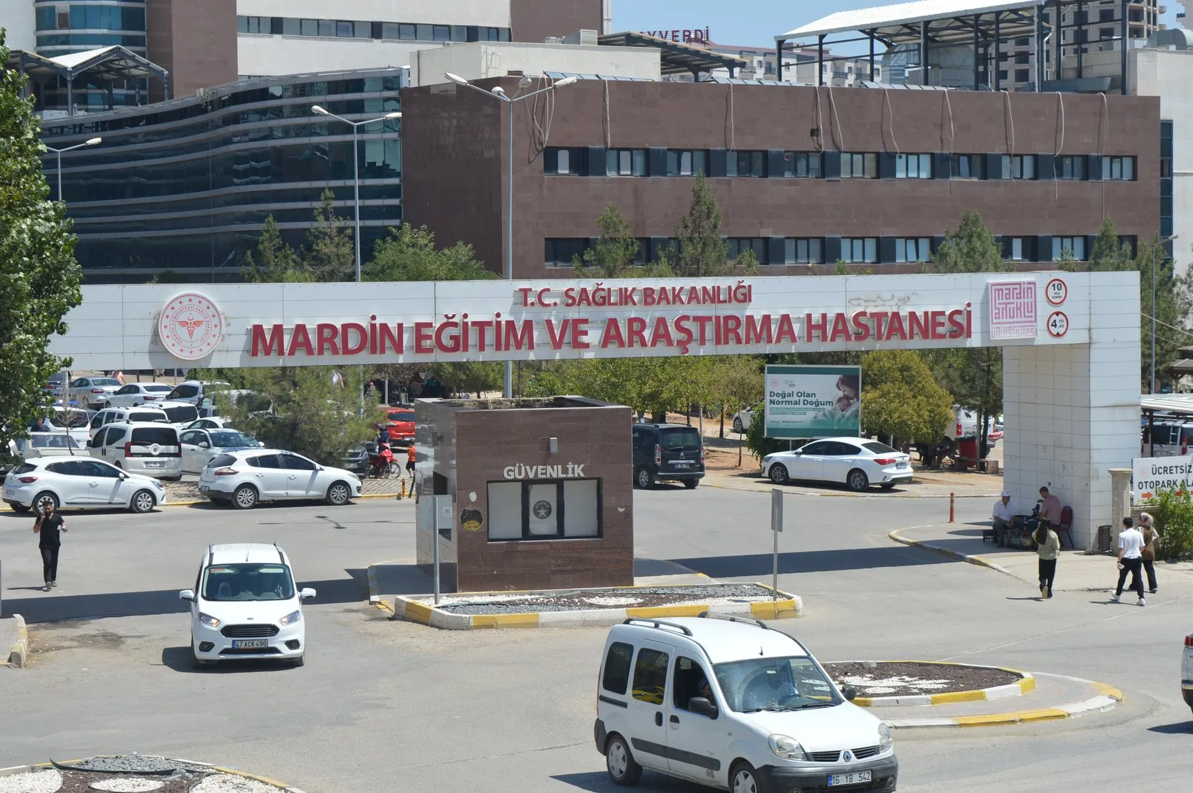 Midyat'ta balkondan düşerek yaşamını yitiren Bedriye Naz defnedildi
