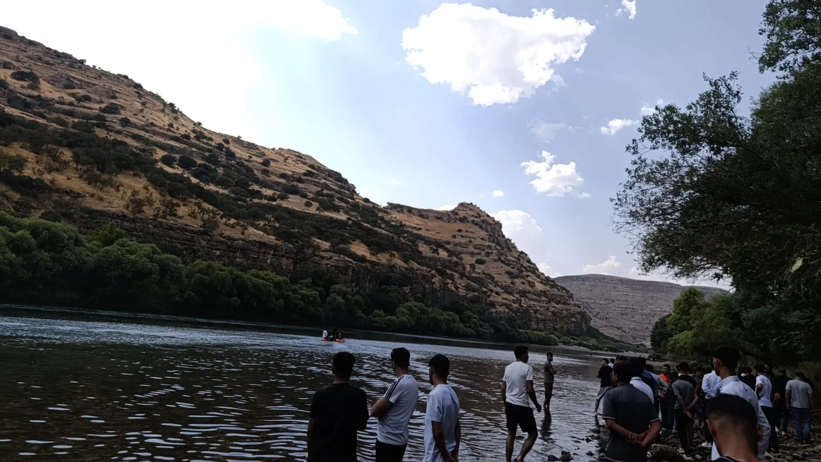 İdil ilçesinde Dicle Nehri'ne giren genç kadın hayatını kaybetti