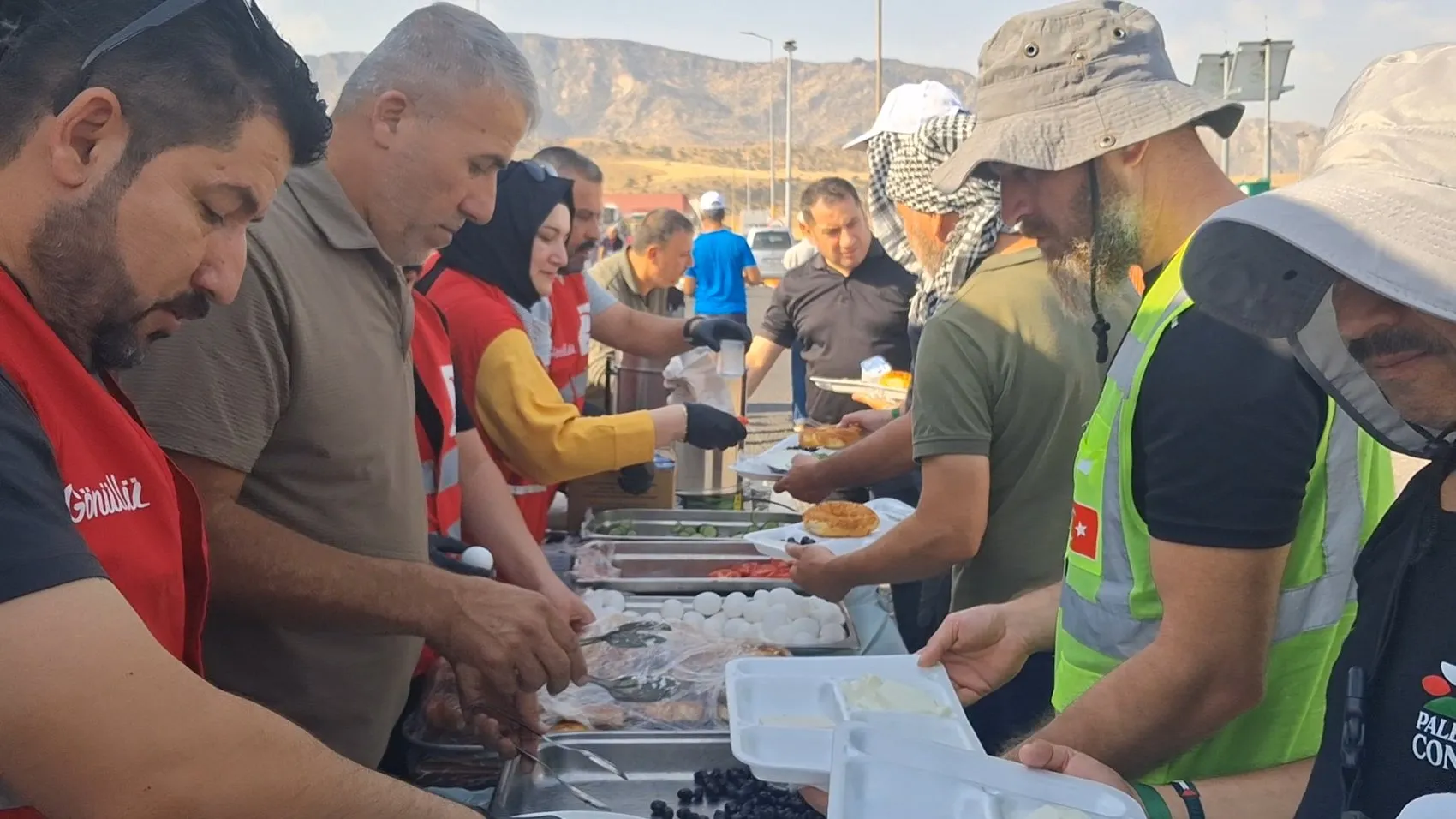 Sınırda bekleyen Filistin destekçilerine Şırnaklı iş insanından yemek yardımı