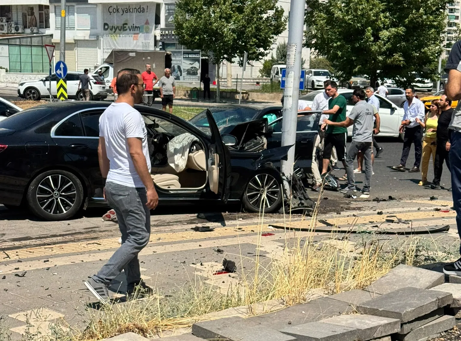 Kayapınar ilçesinde iki araç çarpıştı