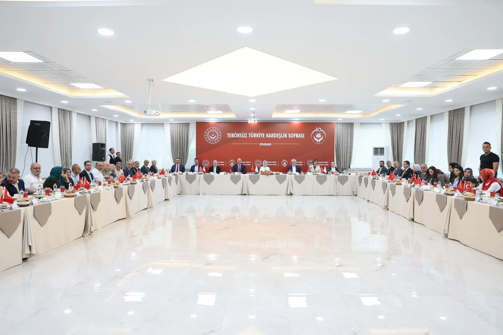 Bakan Göktaş Diyarbakırda Şehit Aileleri ve Gazilerle Bir Araya Geldi