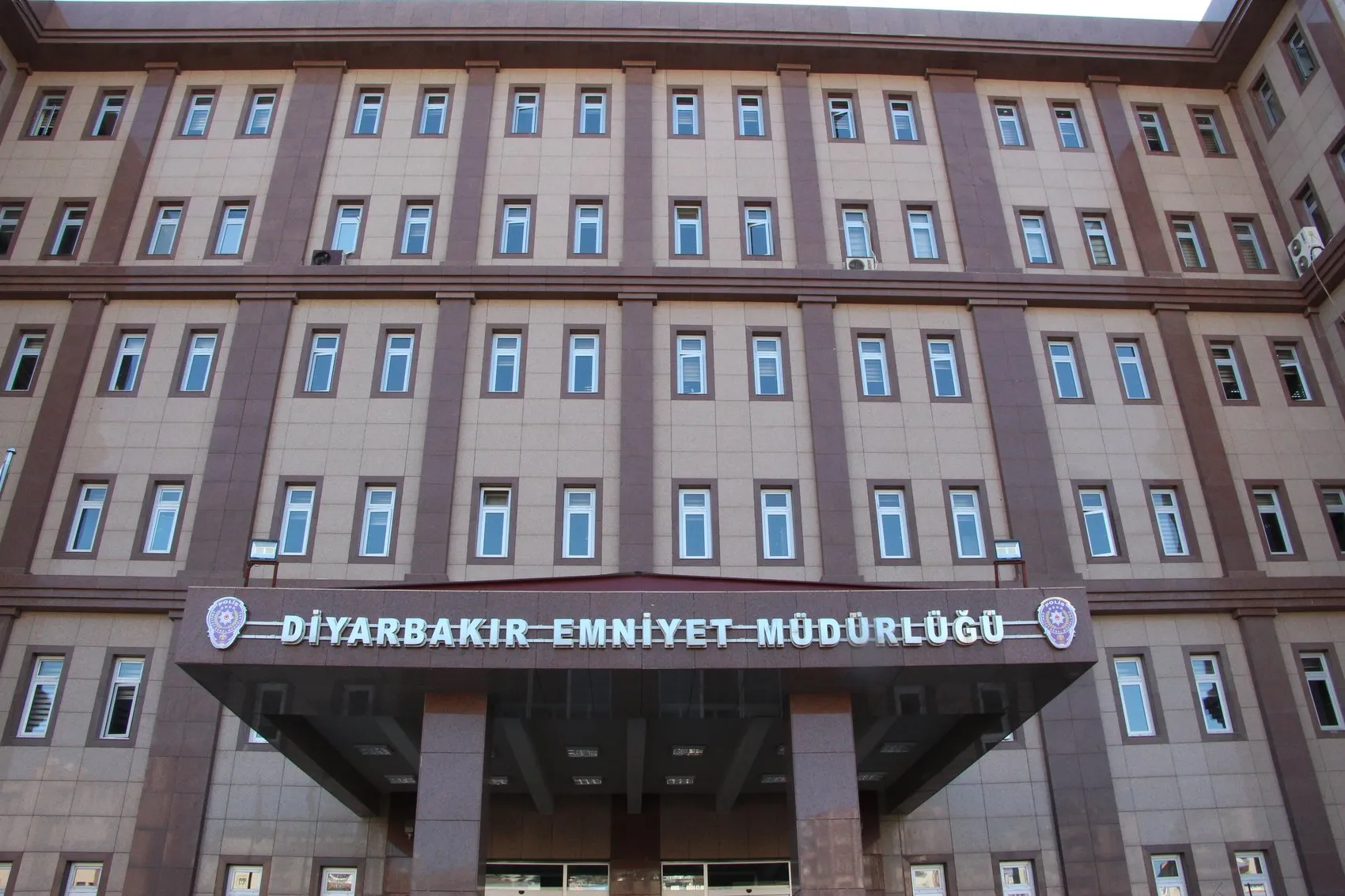 Sur ilçesindeki restoran baskınında beş kişi cezaevine gönderildi