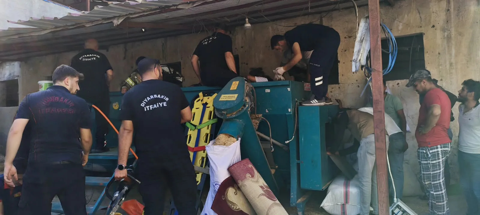 Diyarbakırda fabrikada çalışan işçi makineye sıkışarak ağır yaralandı