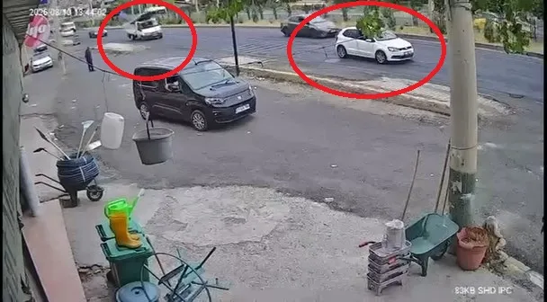 Diyarbakır Silvan yolunda kamyonetten dökülen demirler trafiği birbirine kattı