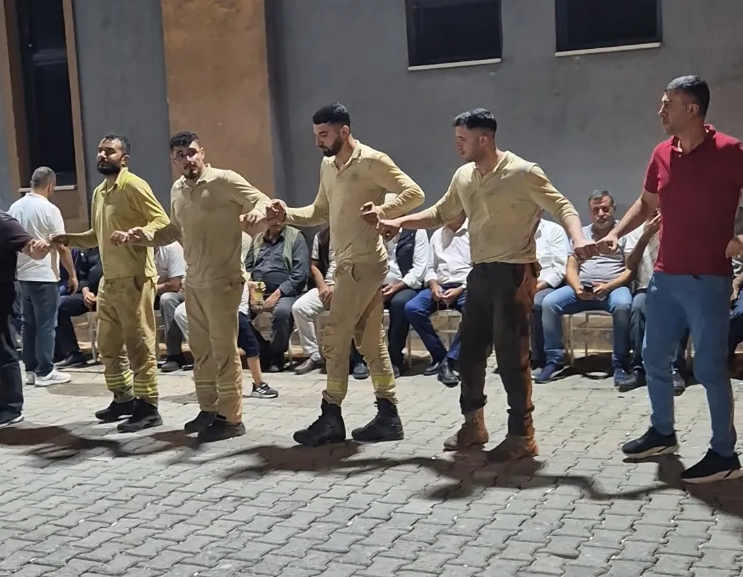 Eruhlu orman işçileri yangın söndürme görevinden düğün halayına geçti