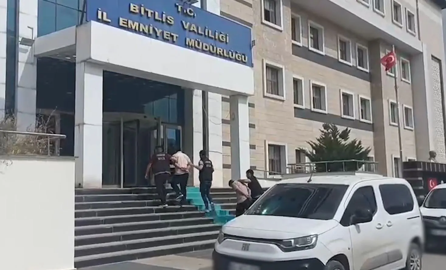Stepneye gizlenmiş 6,5 kilo skunk, Tatvan'da yakayı ele verdi